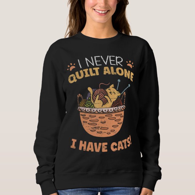 Sudadera I Never Quilt Alone I Have Cats  Quilting Sewing (Anverso)
