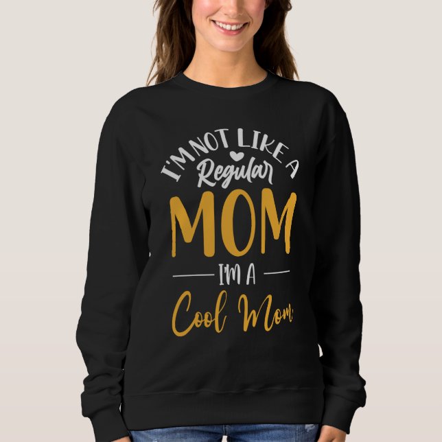 Sudadera I'm Not Like a Regular Mom Me and Mommy Outfit (Anverso)