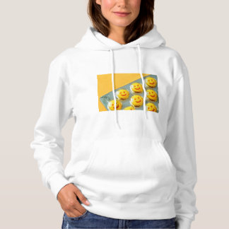 Sudadera informal con divertida cita “Preséntate”