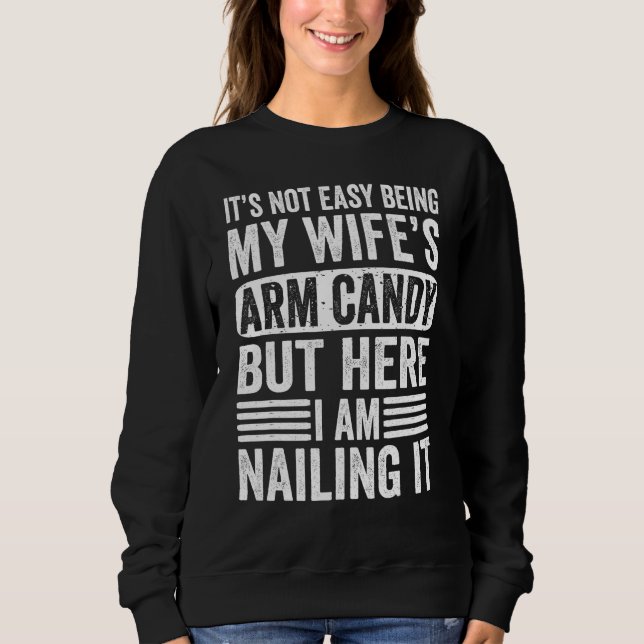Sudadera It s Not Easy Being My Wife s Arm Candy Adult Humo (Anverso)