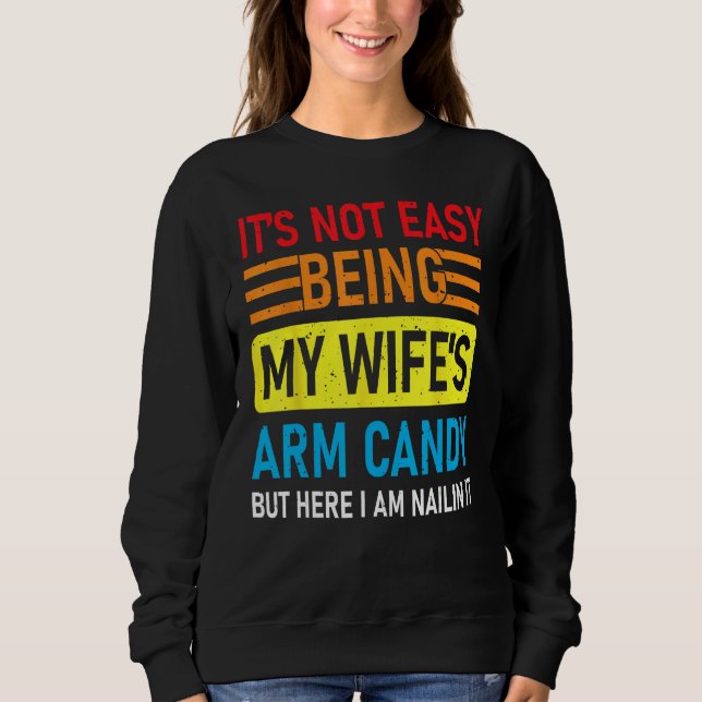 Sudadera It s Not Easy Being My Wife s Arm Candy but here i (Anverso)