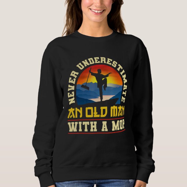 Sudadera Janitor Cleaner Never Underestimate An Old Man Wit (Anverso)