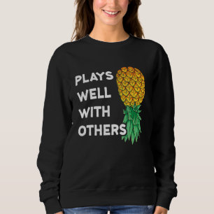 Sudadera Juega Bien Con Otras Personas De Piña Al Abajo