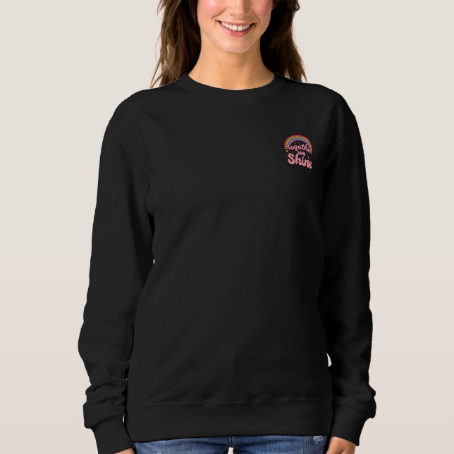 Sudadera Juntos Brillamos – Cita Retro Orgullo Arcoíris (Anverso)