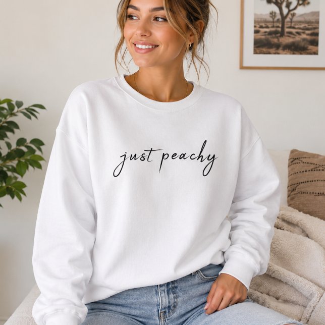 Sudadera Just Peachy | Camiseta Superior de Regalo (Just Peachy sweatshirt with minimal script lettering for casual weekends and coffee runs.)