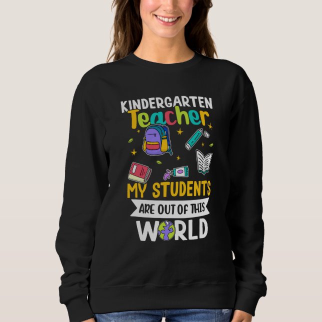Sudadera Kindergarten Teacher My Students Are Out Of This W (Anverso)