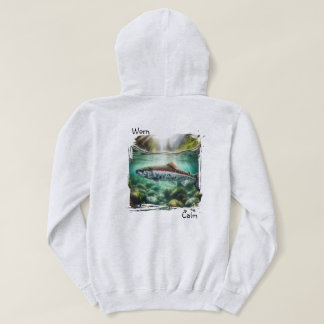 Sudadera Kokanee en el Arroyo de Montaña Tranquilo