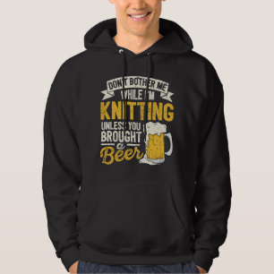 Sudadera La Cerveza No Me Molesta Mientras Estoy Tejiendo C