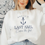 Sudadera La última vela antes del velo de la bachillerato n<br><div class="desc">Hospédese con usted en su fiesta náutica o de bachillerato con estos encantadores suéteres personalizados. El diseño presenta el ilustracion de un barco azul marino coronado por un pequeño corazón, con dos líneas de texto personalizado debajo; se muestra con "Última vela antes del velo". Añada el nombre de la novia...</div>