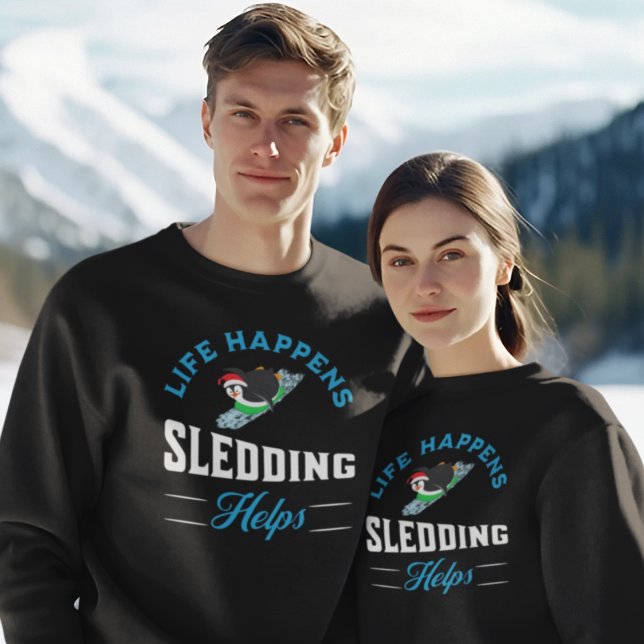 Sudadera La vida pasa mientras se duerme (Life Happens Sledding Helps Unisex sized Sweatshirts )
