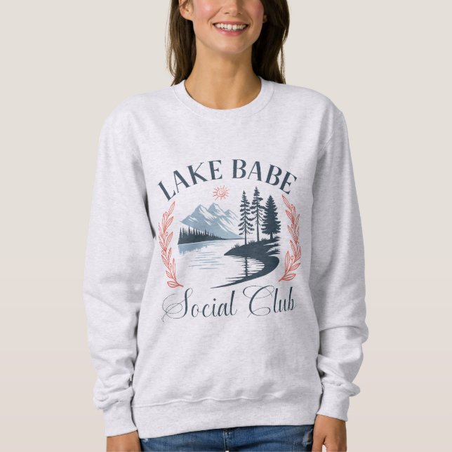 Sudadera Lake Babe Social Club | Cozy Lake Life (Anverso)