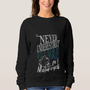 Sudadera Las Mujeres Nunca Subestiman A Un Viejo En Una Mot