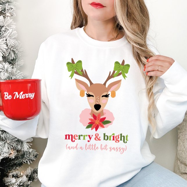 Sudadera Las vacaciones son un poco frías y luminosas. (Merry & Bright (and a little bit sassy) Christmas sweatshirt.)