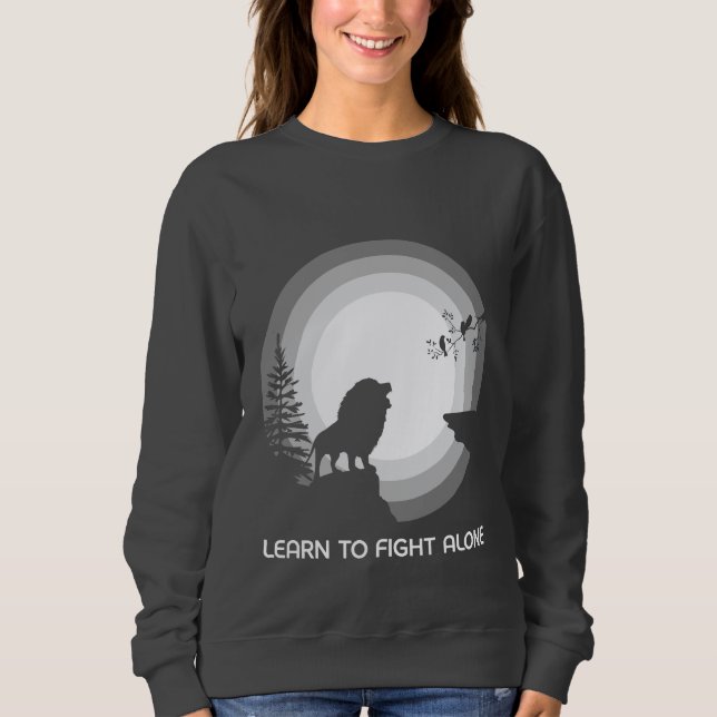 Sudadera Learn to Fight Alone – Lion Under Moonlight (Anverso)