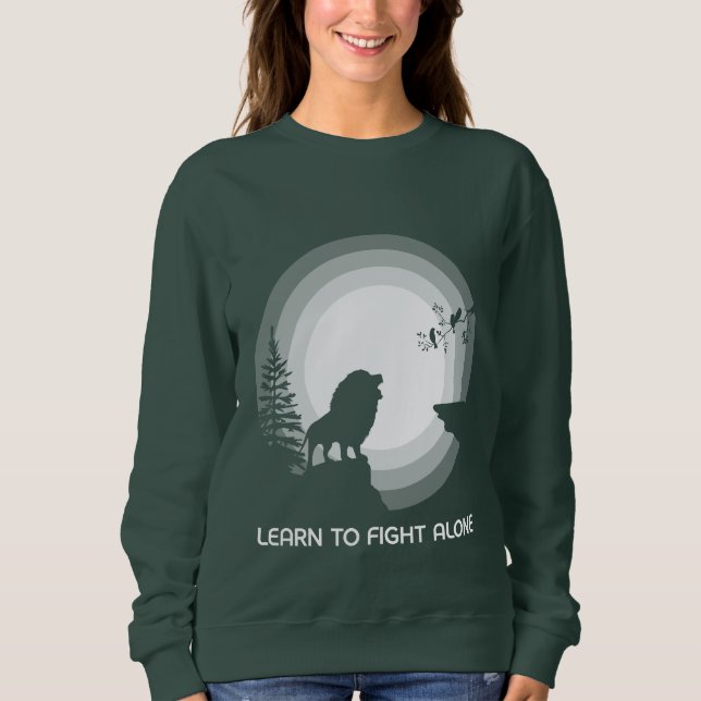 Sudadera Learn to Fight Alone – Lion Under Moonlight (Anverso)