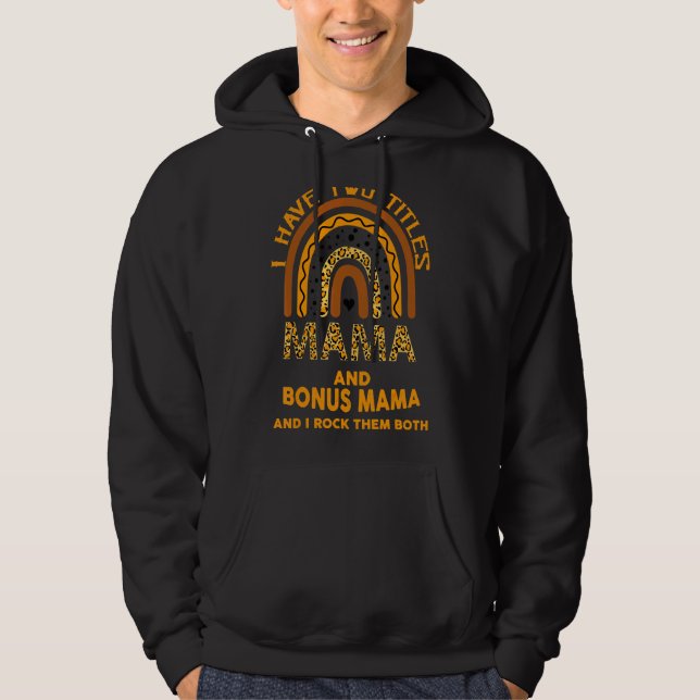 Sudadera Leopardo Arcoiris Tee Tengo Dos Títulos Mama Y Bon (Anverso)