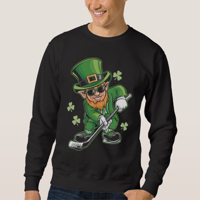 Sudadera Leprechaun jugando hockey en el Día de San Patrici (Anverso)