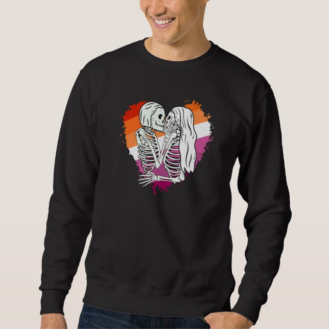 Sudadera LGBTQ Pride flag skeletons kissing a Lesbian skele (Anverso)