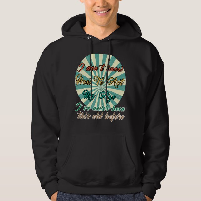 Sudadera Los ancianos dicen que no sé cómo actuar en mi eda (Anverso)