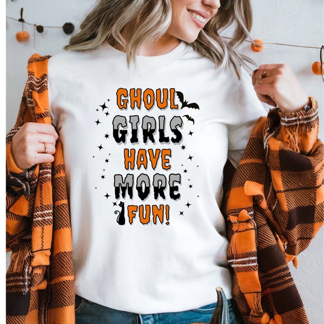 Sudadera Los Chicas de Ghoul se divierten más en Halloween  (Women in a Ghoul Girls Have More Fun Halloween sweater and an orange plaid top. )