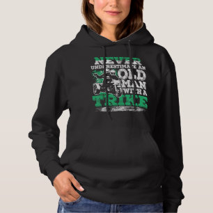 Sudadera Los Hombres Nunca Subestiman A Un Viejo Con Un Tri