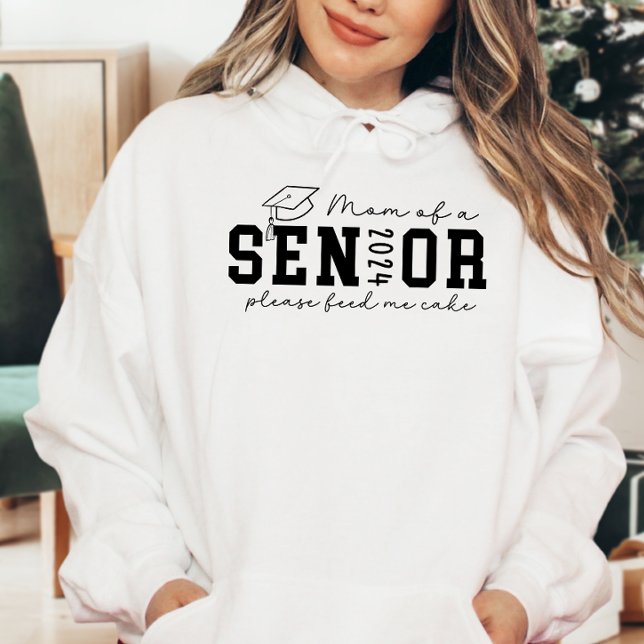 Sudadera Mamá de un anciano 2024 Por favor, alimentame un p (Mom of a Senior 2024, mom of a graduate, Please Feed me Cake, senior mom, mom of 2024 grad)