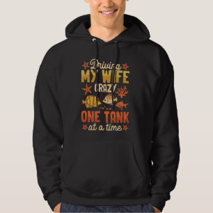 Sudadera Manejando a mi esposa loca de un tanque a la vez