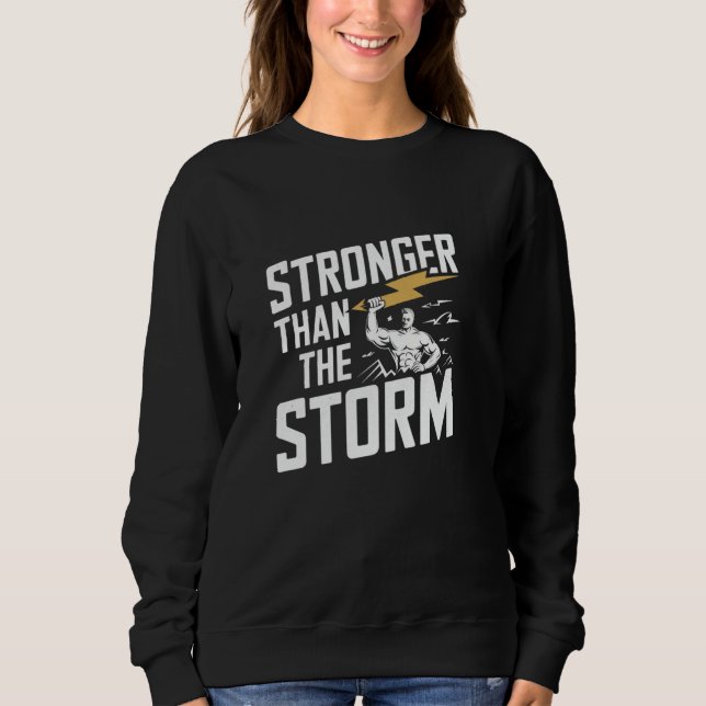 Sudadera Más fuerte que la tormenta Fe cristiana superando (Anverso)