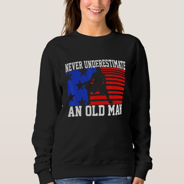 Sudadera Mens Never Underestimate An Old Man USA Flag   Bas (Anverso)