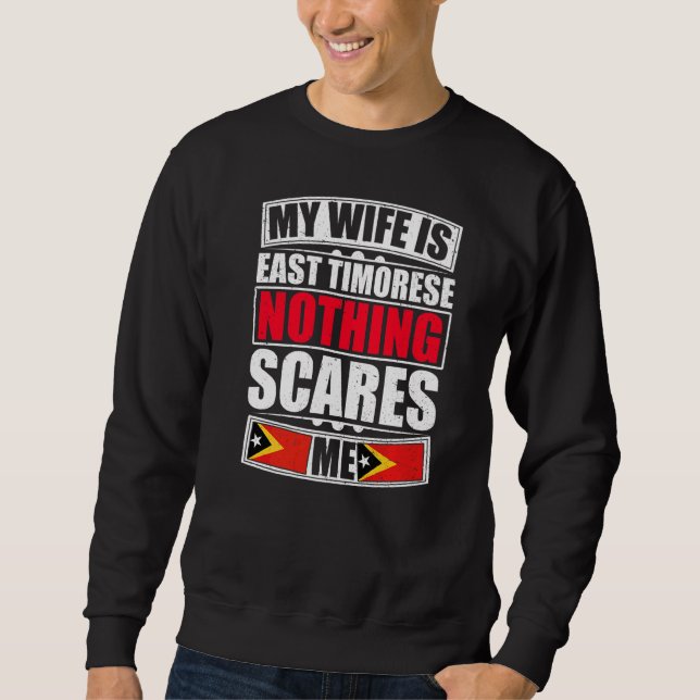 Sudadera Mi esposa es timorense oriental, nada me asusta. (Anverso)