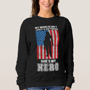 Sudadera Mi mamá no es solamente una veterana, es mi heroín