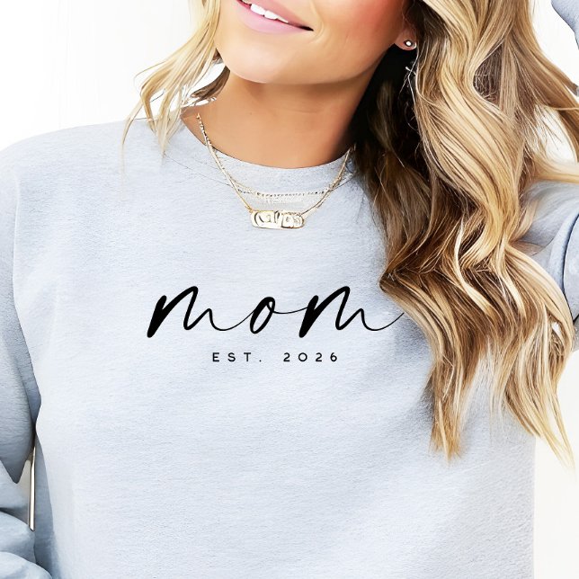 Sudadera Modern Script “Mom” Established Date, New Mom Gift (Subido por el creador)