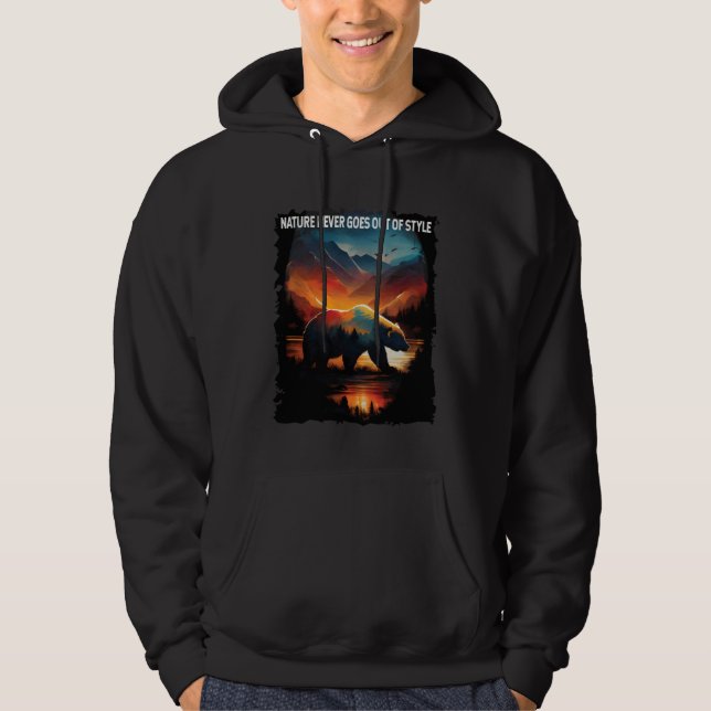 Sudadera Nature Never Goes Out Of Style bear hiking camping (Anverso)