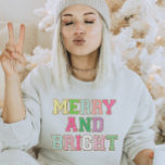 Sudadera Navidades De Carta De Parche De Chenille Brillante<br><div class="desc">Comparte la alegría de las fiestas con este diseño de camisetas merry y Bright para los Navidades festivos. Perfecto para dar un regalo de Navidad o para deleitarse con unas vacaciones de felicidad! Este diseño presenta coloridas y modernas letras de parche que dicen Merry y Bright.</div>
