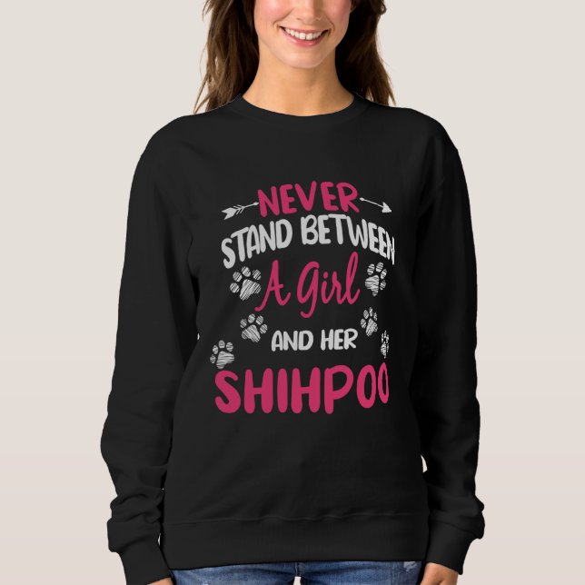 Sudadera Never Stand Between A Girl And Her Shihpoo Dog Sho (Anverso)