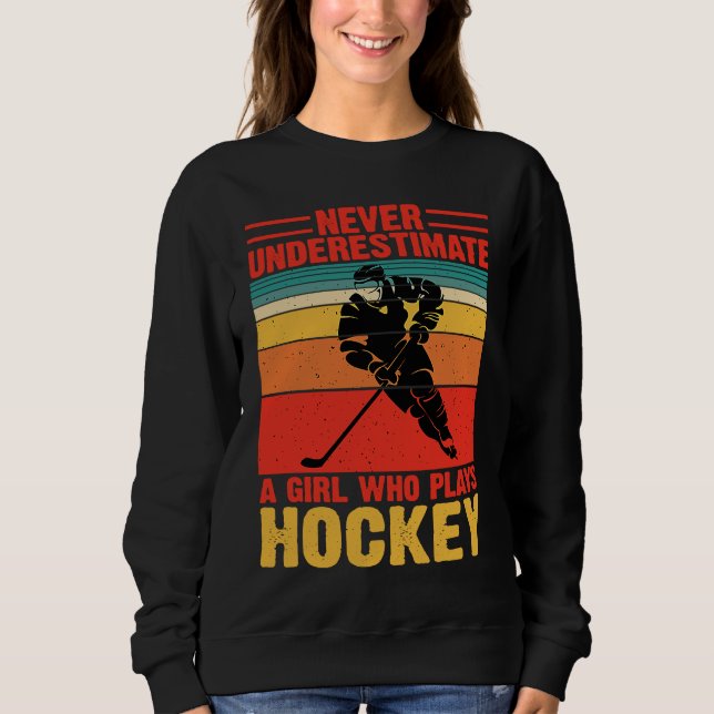 Sudadera Never Underestimate A Girl Who Plays Hockey Funny  (Anverso)