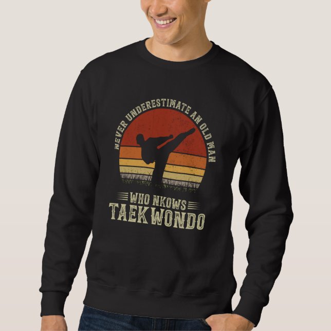Sudadera Never Underestimate An Old Man Who Knows Taekwondo (Anverso)