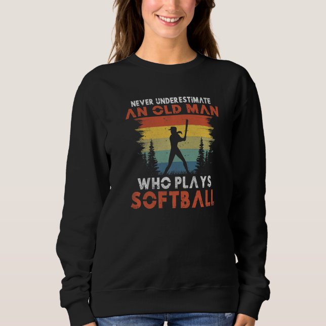 Sudadera Never underestimate an old Man who plays Softball  (Anverso)