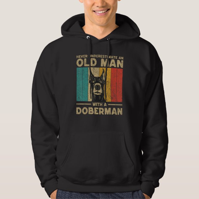 Sudadera Never Underestimate An Old Man With A Doberman Pin (Anverso)