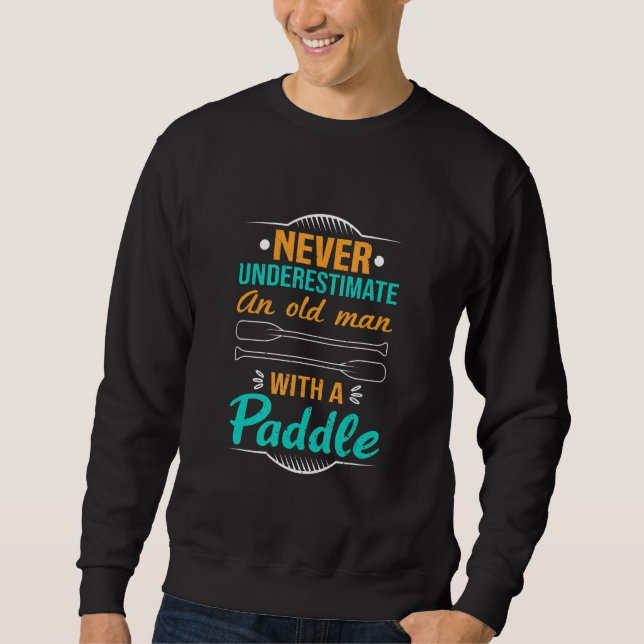 Sudadera Never Underestimate An Old Man With A Paddle Kayak (Anverso)