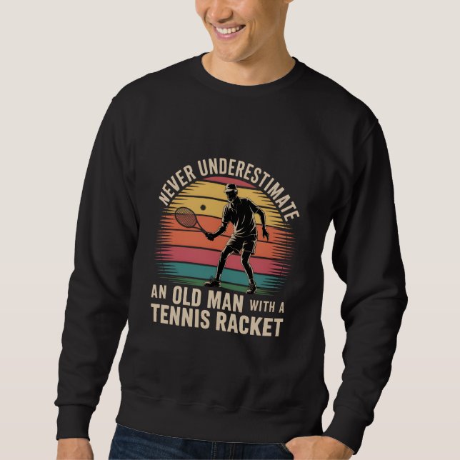 Sudadera Never Underestimate an Old Man with a Tennis-Retro (Anverso)