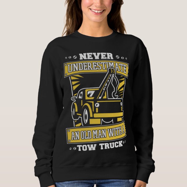 Sudadera Never Underestimate An Old Man With Tow Truck Tow  (Anverso)