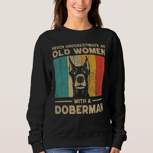 Sudadera Never Underestimate An Old Women With A Doberman P (Anverso)