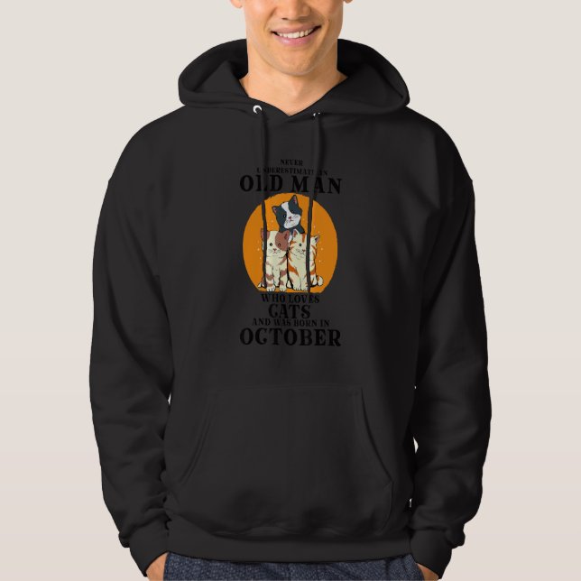 Sudadera Never underestimate old man who loves cats Born In (Anverso)