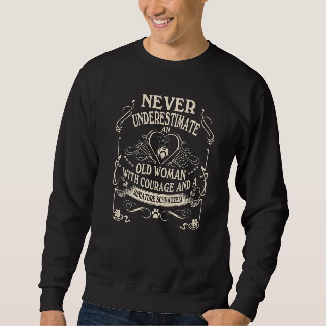 Sudadera Never Underestimate Old Woman Courage & Miniature  (Anverso)