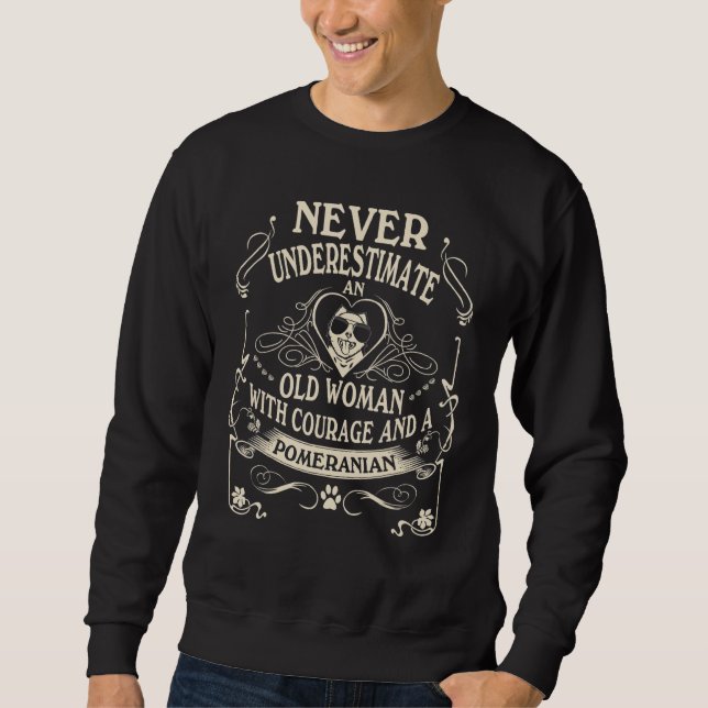 Sudadera Never Underestimate Old Woman With Courage And A P (Anverso)
