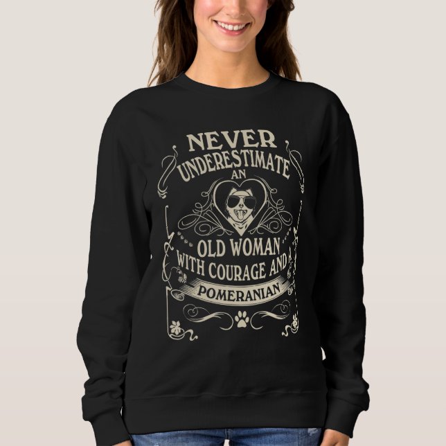 Sudadera Never Underestimate Old Woman With Courage And A P (Anverso)