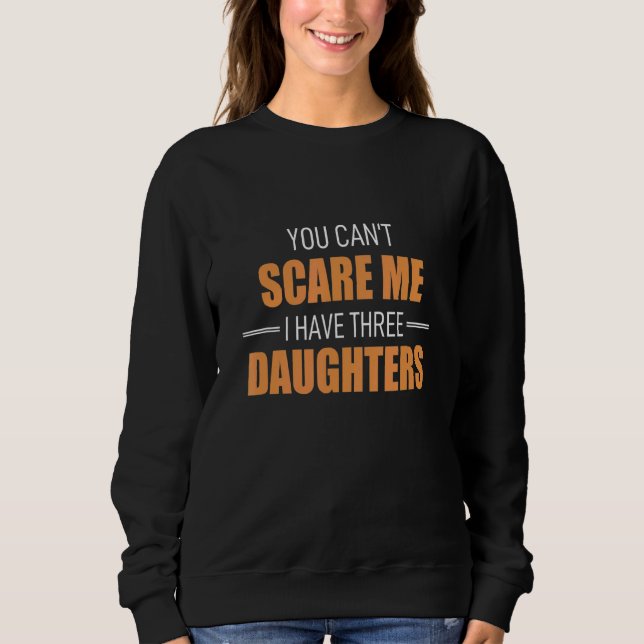 Sudadera No Puedes Asustarme Tengo 3 Hijas Queriendo Héroe  (Anverso)