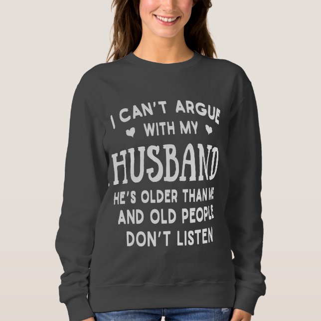 Sudadera No Puedo Discutir Con Mi Esposo Es Mayor Que Yo (Anverso)