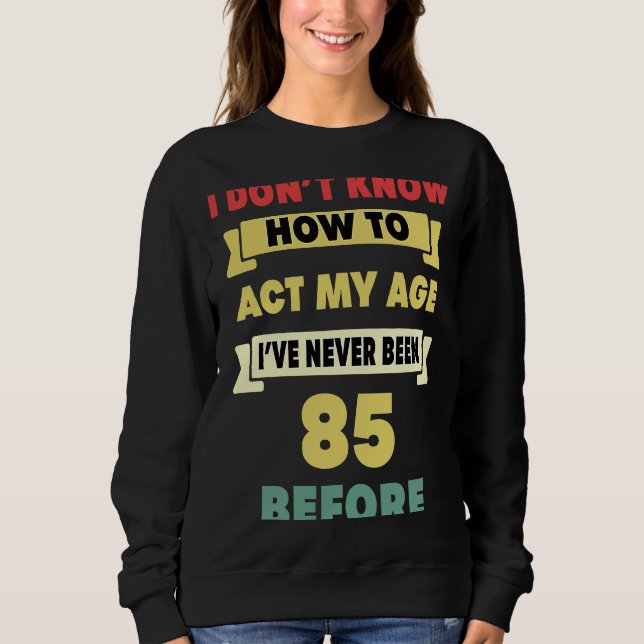 Sudadera No sé cómo actuar mi edad Sarcástica 85º nacimient (Anverso)